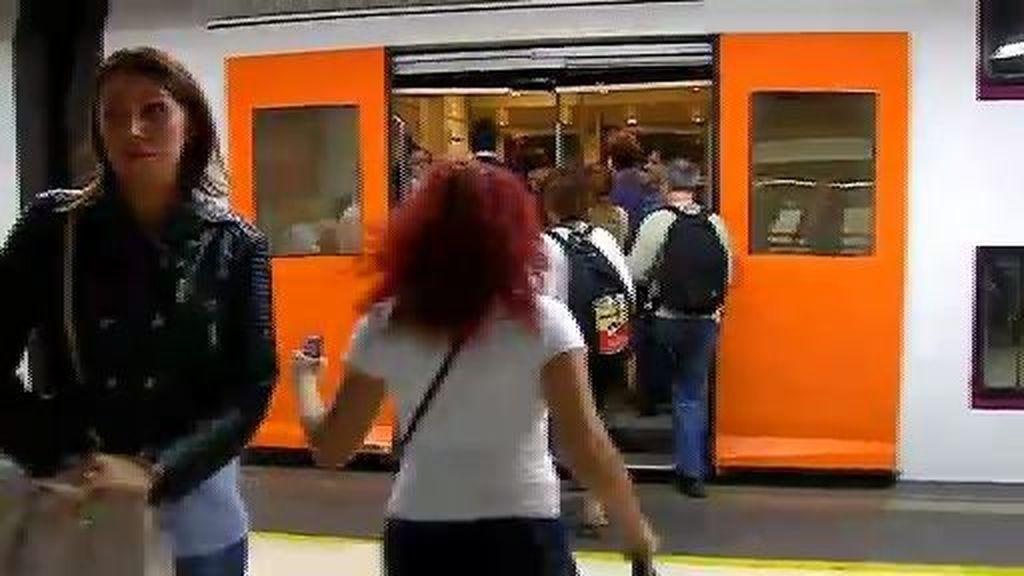 Los pasajeros del metro de Barcelona sufren retrasos y averías