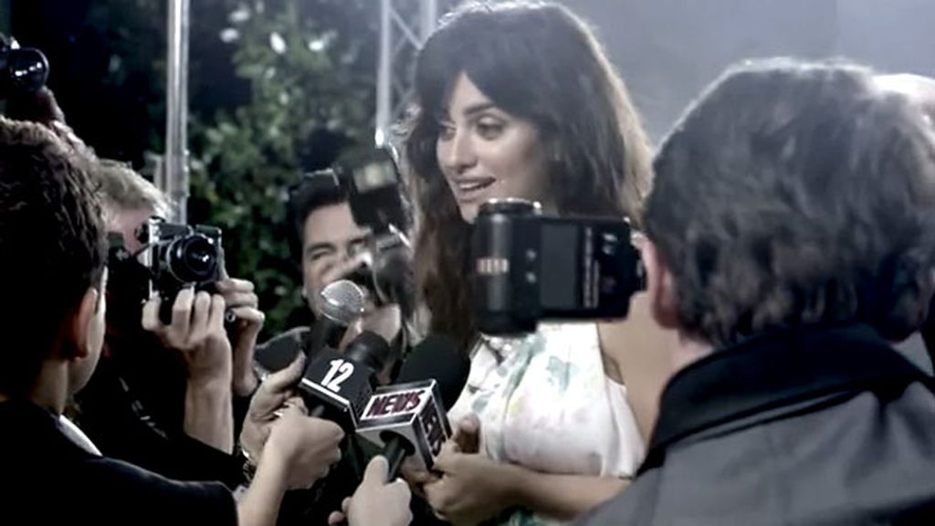 Cámaras y micros de periodistas que interceden en el plano