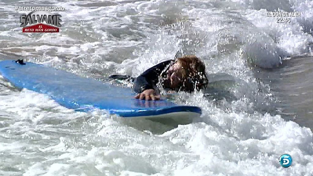 Continúa el reto de Carmen Bazán con Melu: esta vez surfeando y bailando
