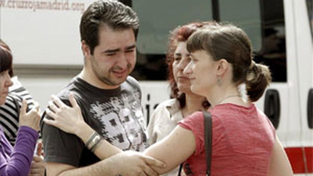 Varias personas junto al compañero de la mujer de 34 años trabajadora en una Administración de Loterías de la calle Juan XXIII de Móstoles (Madrid), que ha fallecido hoy tras recibir varias puñaladas por un individuo que ha asaltado el local y que ha huido tras cometer la agresión. EFE Varias personas junto al compañero de la mujer de 34 años trabajadora en una Administración de Loterías de la calle Juan XXIII de Móstoles (Madrid), que ha fallecido hoy tras recibir varias puñaladas por un individuo que ha asaltado el local y que ha huido tras cometer la agresión. EFE