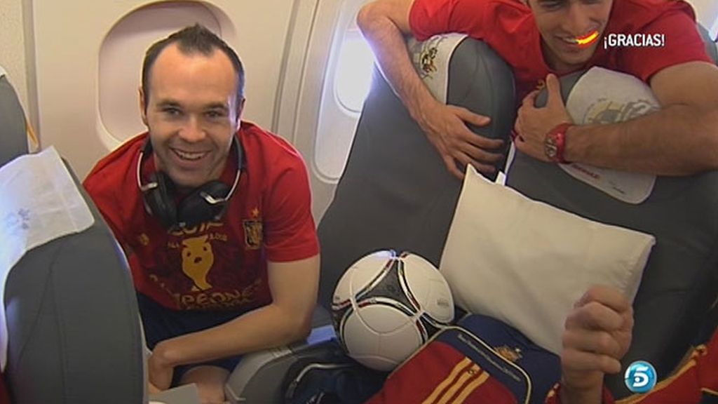 Entre periódicos, balones y tartas con la bandera