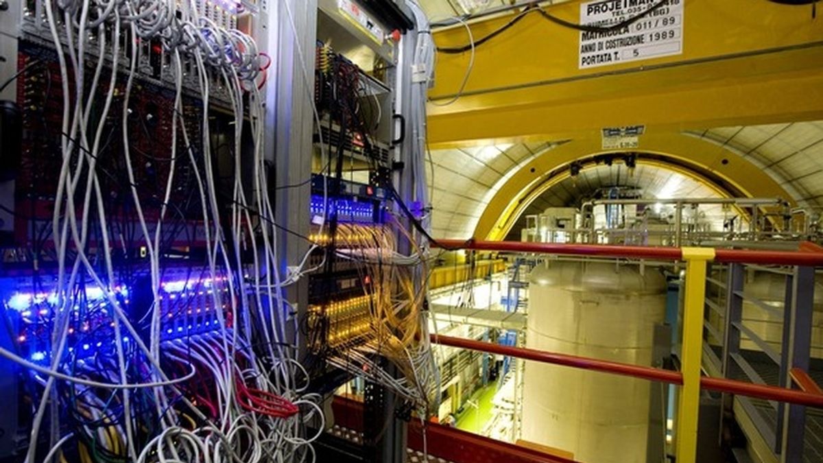 La revista 'Science' ha informado el problema del cable de fibra óptica este miércoles, aunque ser realizarán nuevas mediciones en el mes de mayo, según fuentes del CERN. La revista 'Science' ha informado el problema del cable de fibra óptica este miércoles, aunque ser realizarán nuevas mediciones en el mes de mayo, según fuentes del CERN.