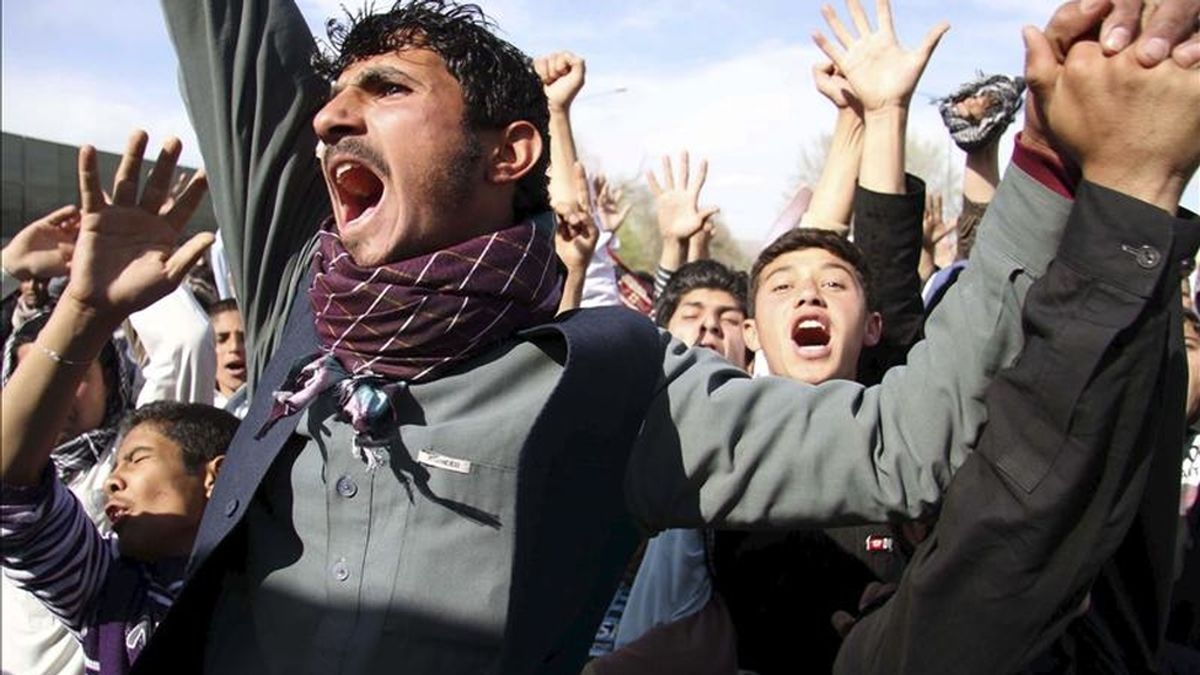Ciudadanos afganos gritan consignas durante una protesta el pasado viernes en contra de la quema del Corán en Kabul (Afganistán). EFE