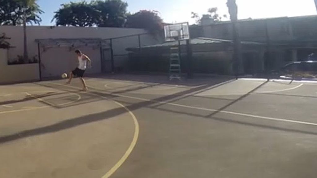 Gareth Bale hace malabares con el balón... ¡y anota un triple con el pie!