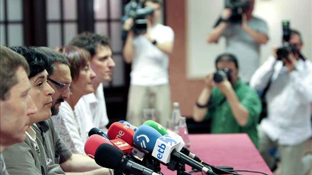 Los dirigentes de la izquierda abertzale (i-d) Rufi Etxeberria, Marian Beitialarrangoitia, Txelui Moreno, Mariné Pueyo y Niko Moreno, durante la rueda de prensa que han ofrecido hoy en San Sebastián. EFE Los dirigentes de la izquierda abertzale (i-d) Rufi Etxeberria, Marian Beitialarrangoitia, Txelui Moreno, Mariné Pueyo y Niko Moreno, durante la rueda de prensa que han ofrecido hoy en San Sebastián. EFE