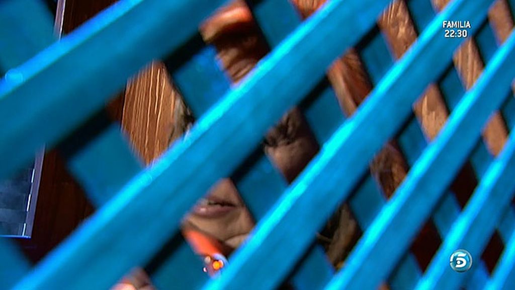 Las luces se apagaban y un confesionario entraba en plató