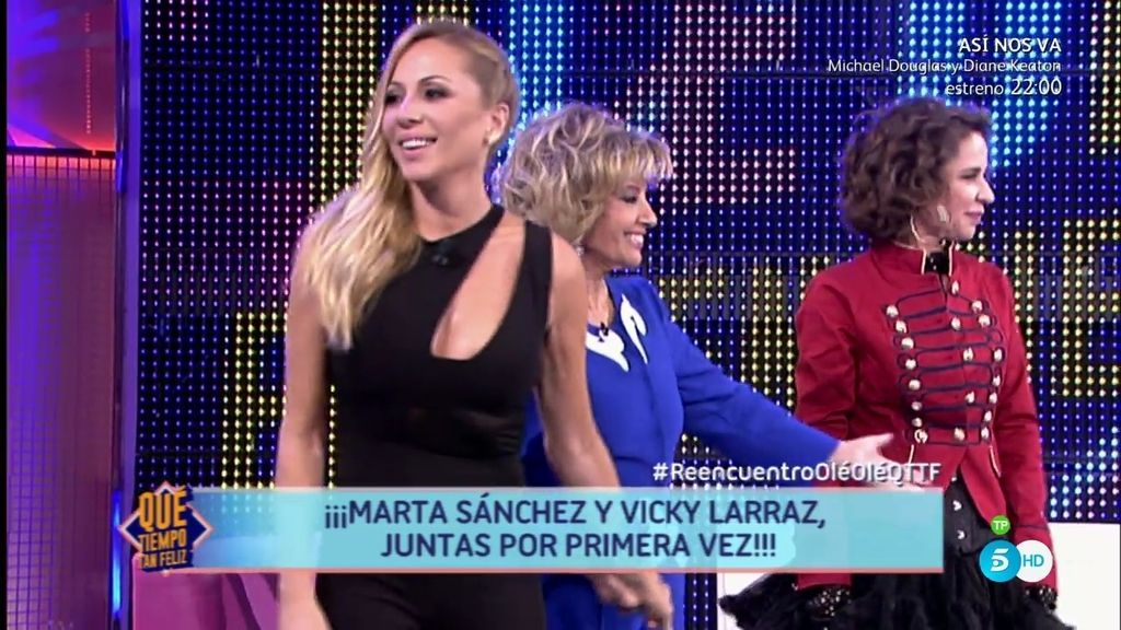 El beso que se resistió entre Marta Sánchez y Vicky Larraz en su reencuentro