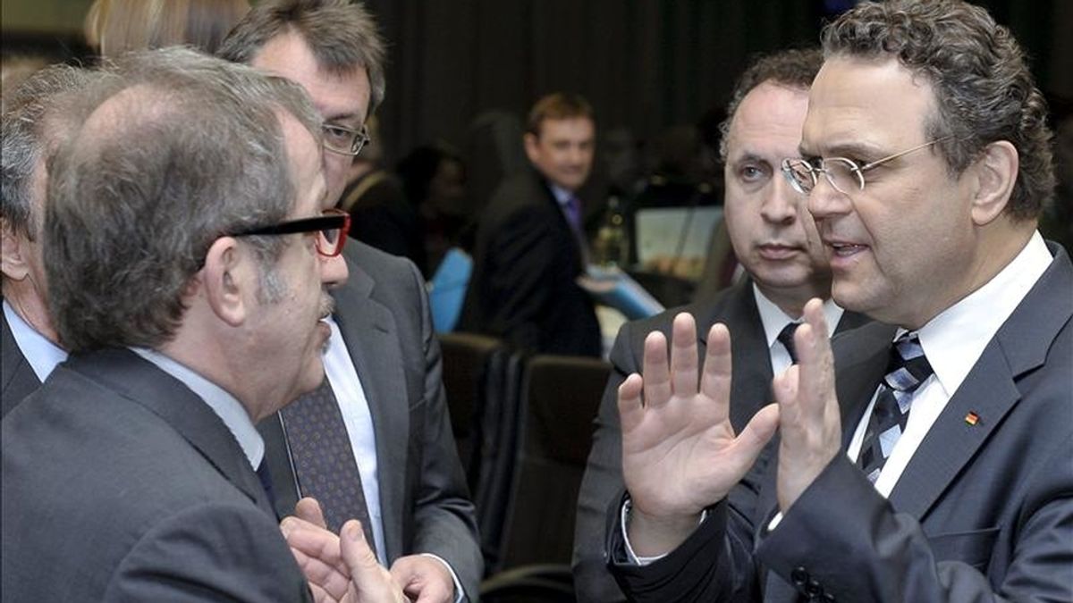 El ministro italiano del Interior, Roberto Maroni (i), conversa con su homólogo alemán, Hans-Peter Friedrich (d), durante el inicio de una reunión de los ministros de Interior de la UE en Luxemburgo. EFE