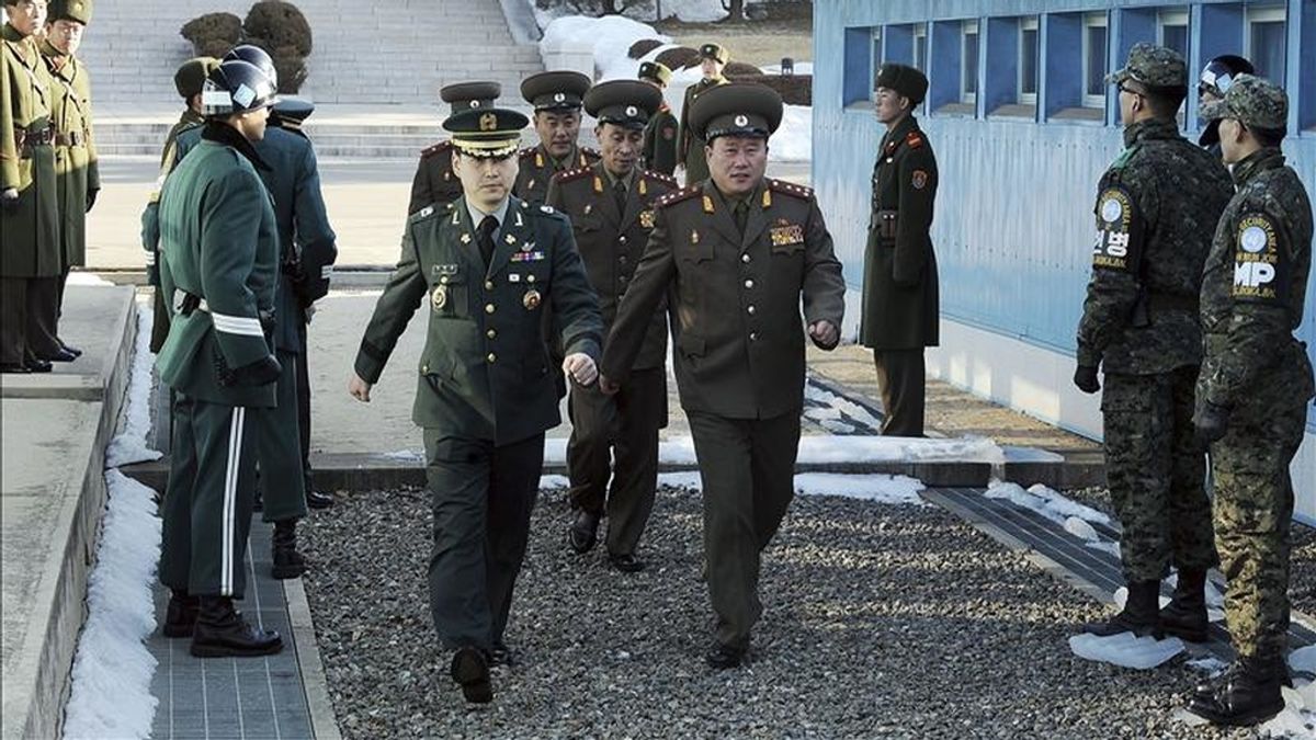 El oficial surcoreano Moon Sang-Kyun (c-i) y el norcoreano Ri Seon-Kwon (c-d) a su llegada hoy a la segunda jornada de la reunión militar entre las dos Coreas, en Panmunjom (Corea del Sur). EFE