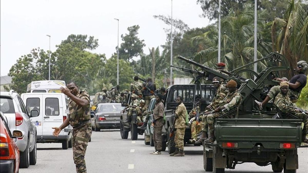 Fuerzas leales a Alassane Ouattara patrullan una calle en Abiyán, Costa de Marfil, ayer jueves 14 de abril. EFE