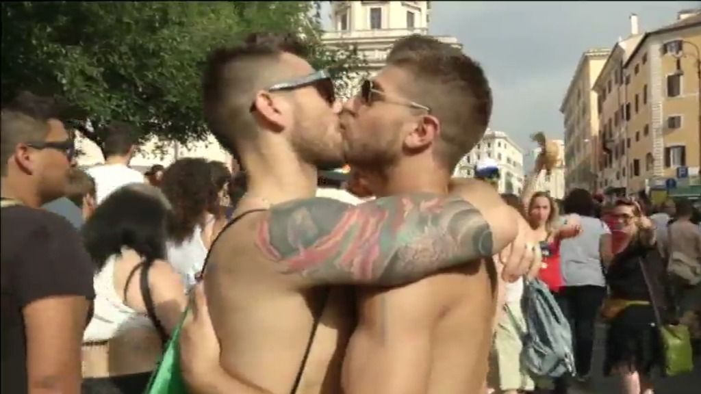Multitudinaria marcha del Orgullo Gay junto al Coliseo de Roma