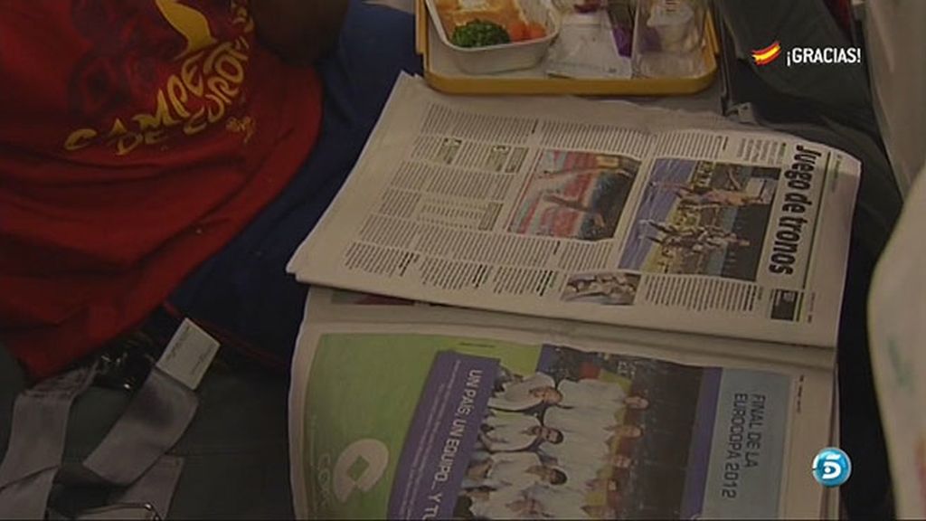 Entre periódicos, balones y tartas con la bandera
