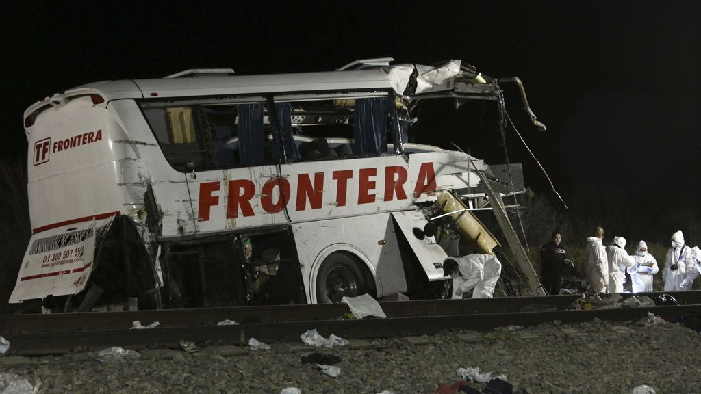 Brutal accidente en México entre un autobús y un tren de mercancías