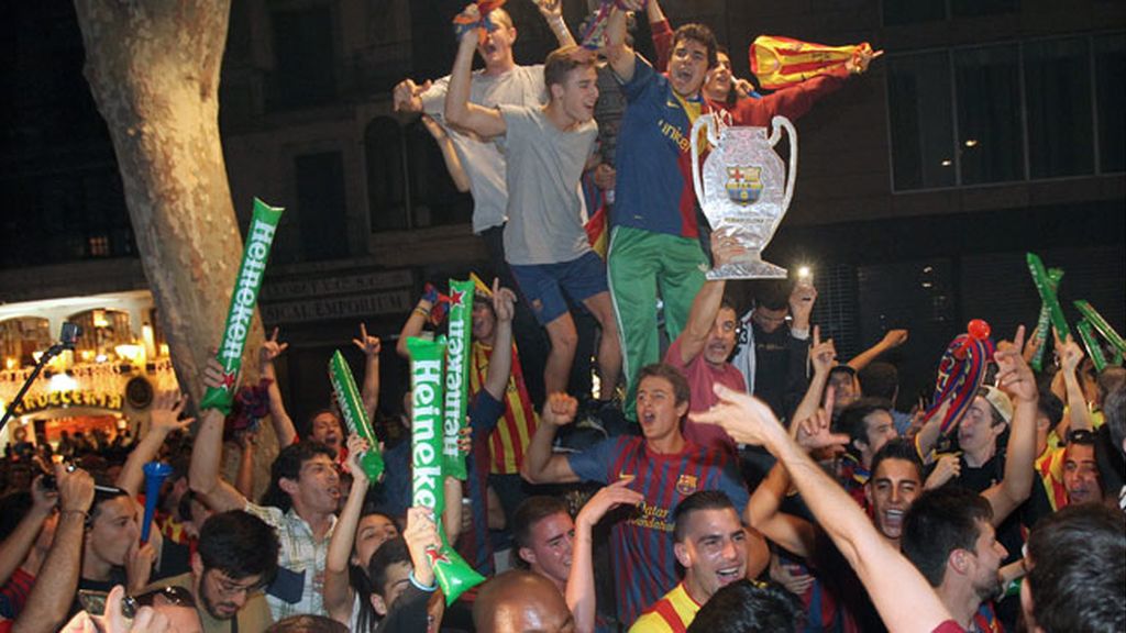Miles de culés celebran en Canaletas la Quinta Champions