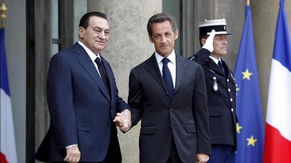 El presidente francés, Nicolas Sarkozy (d), saluda al entonces mandatario egipcio, Hosni Mubarak, durante la visita que éste realizó a París (Francia), el pasado mes de agosto. EFE/Archivo El presidente francés, Nicolas Sarkozy (d), saluda al entonces mandatario egipcio, Hosni Mubarak, durante la visita que éste realizó a París (Francia), el pasado mes de agosto. EFE/Archivo