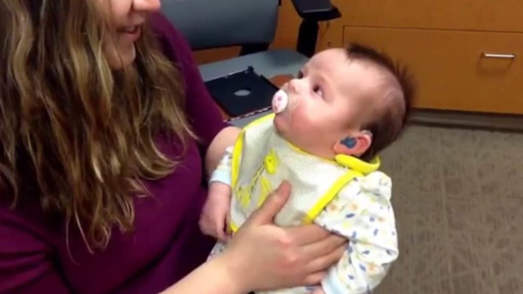 La sorprendente reacción de un bebé que escucha a su madre por primera vez