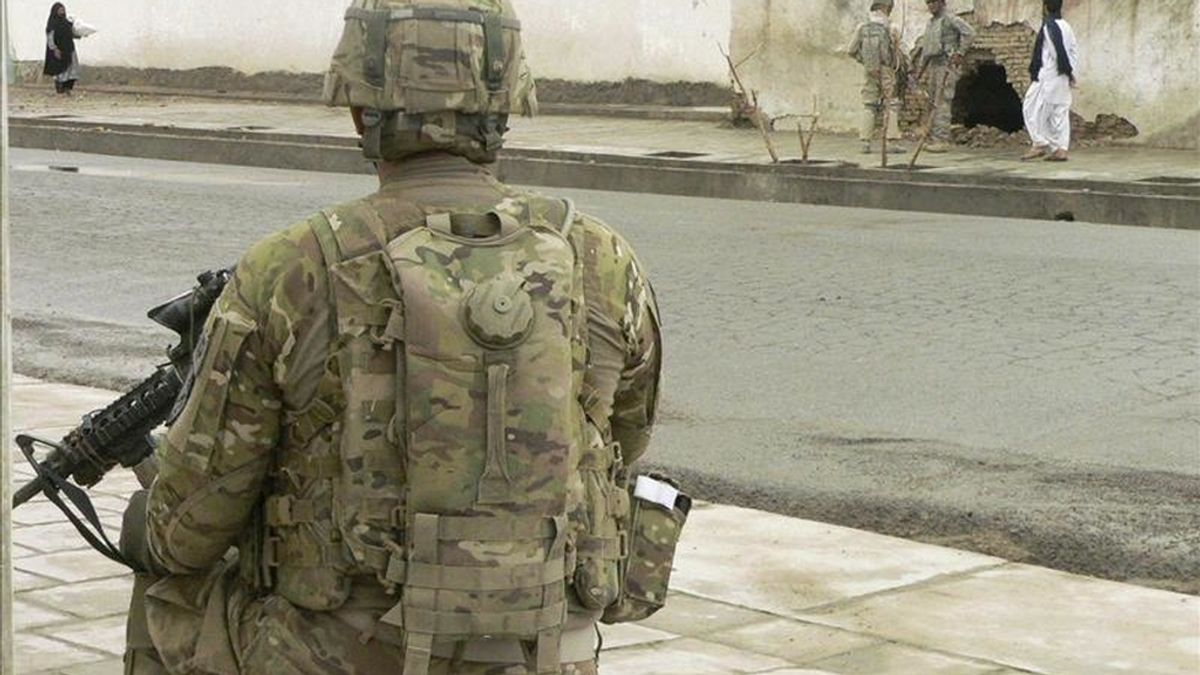 Un soldado de la Fuerza Internacional de Asistencia a la Seguridad (ISAF) inspecciona el lugar de un atentado suicida en Kandahar, Afganistán. EFE