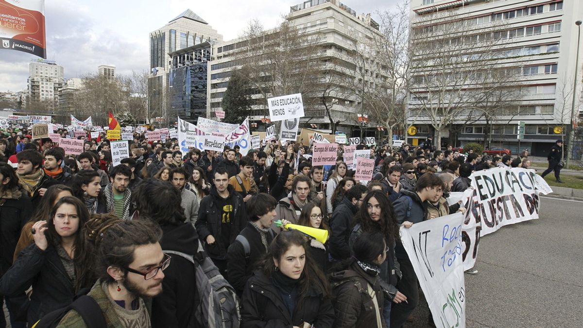 Cabeza de la manifestación de estudiantes de las universidades públicas, esta tarde en Madrid, para protestar contra los recortes y las reformas educativas del Gobierno central bajo el lema "Nuestra educación no pagará vuestra deuda".