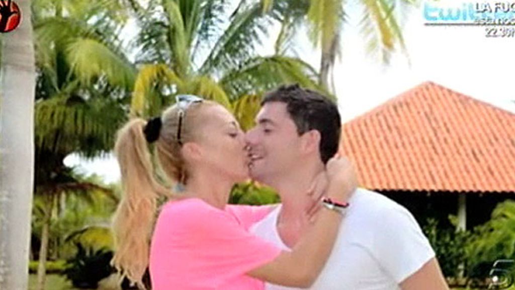 Beso Belén y Fran