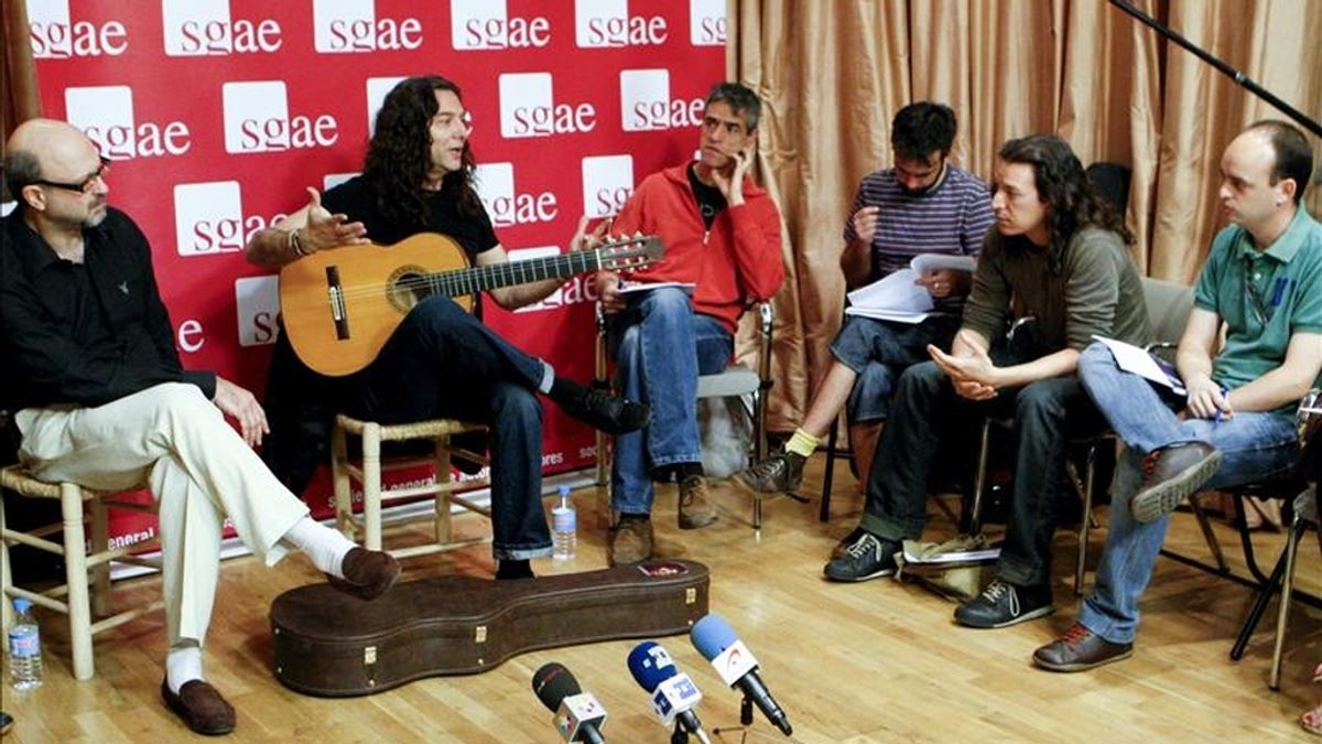 El músico almeriense Tomatito (2i), durante la clase magistral que impartió hoy dentro de las actividades formativas de la Fundación Autor de la SGAE, en Madrid. EFE