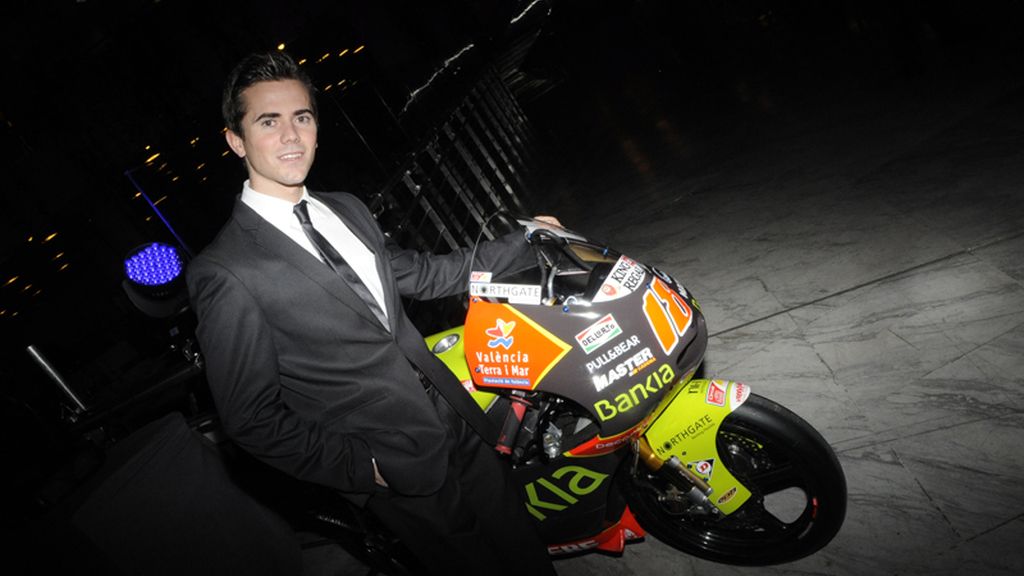 Ni con el traje se olvida Nico Terol de las dos ruedas