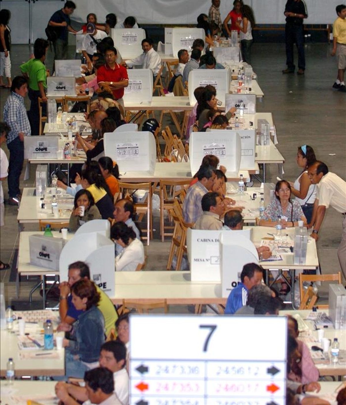 Inmigrantes peruanos residentes en España durante las votaciones de las elecciones presidenciales de Perú de 2006 en las mesas electorales instaladas en Madrid. EFE/Archivo