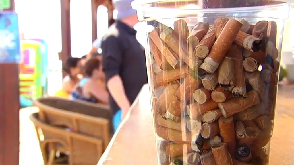 Regalan una bebida por cada vaso de colillas recogidas en la playa de Castelldefels