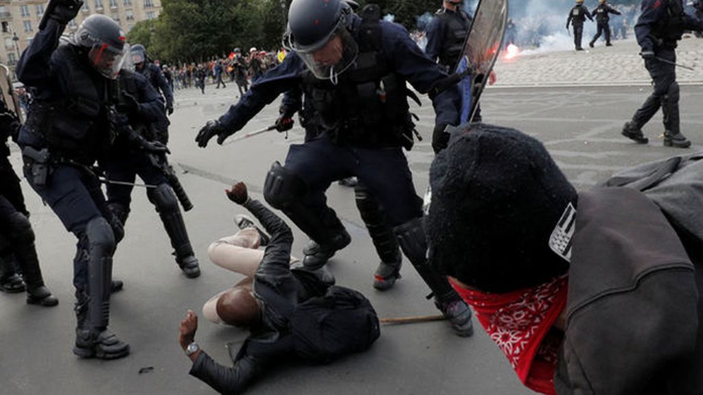 Violentos enfrentamientos en las calles de París en protesta por la reforma laboral