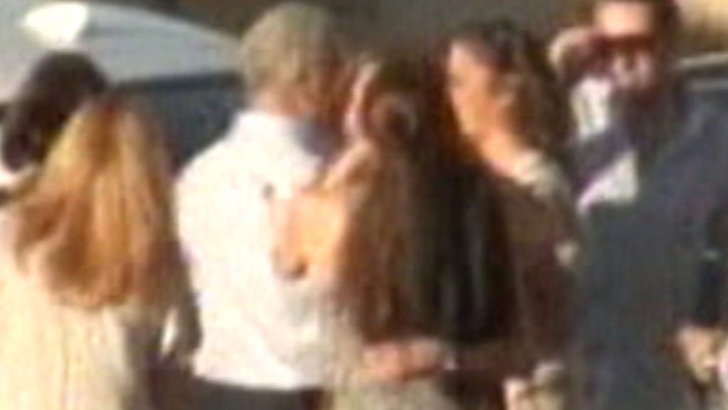 El cariñoso abrazo entre Isabel Pantoja y Jessica Bueno