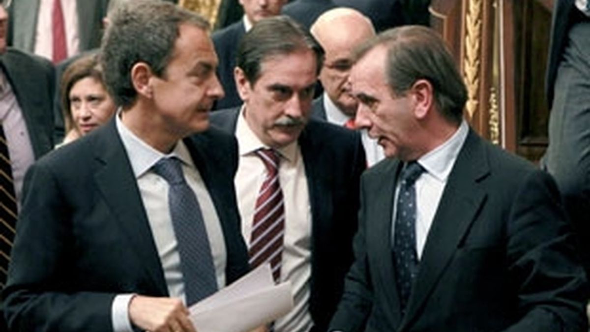El Gobierno pacta con CiU y PNV para conseguir margen en la negociación. Vídeo: Informativos Telecinco. El Gobierno pacta con CiU y PNV para conseguir margen en la negociación. Vídeo: Informativos Telecinco.