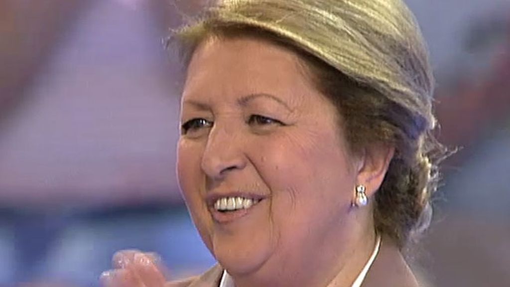 Rocío, la hija de Carmen, quiere animar a su madre con su grupo favorito