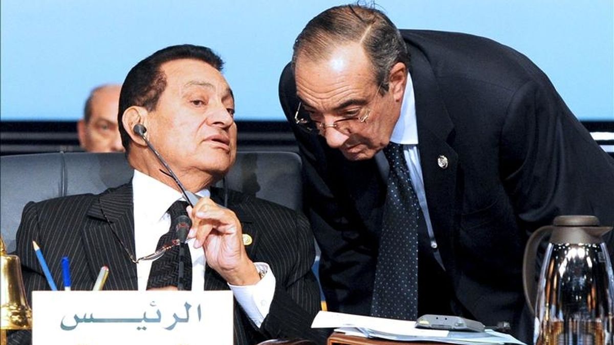 Imagen de archivo fechada el 19 de enero de 2011 en la que se ve al ex presidente egipcio Hosni Mubarak (i) hablando con su jefe de gabinete Zakaria Azmi (d) durante una cumbre en Sharm el-Sheikh, Egipto. EFE