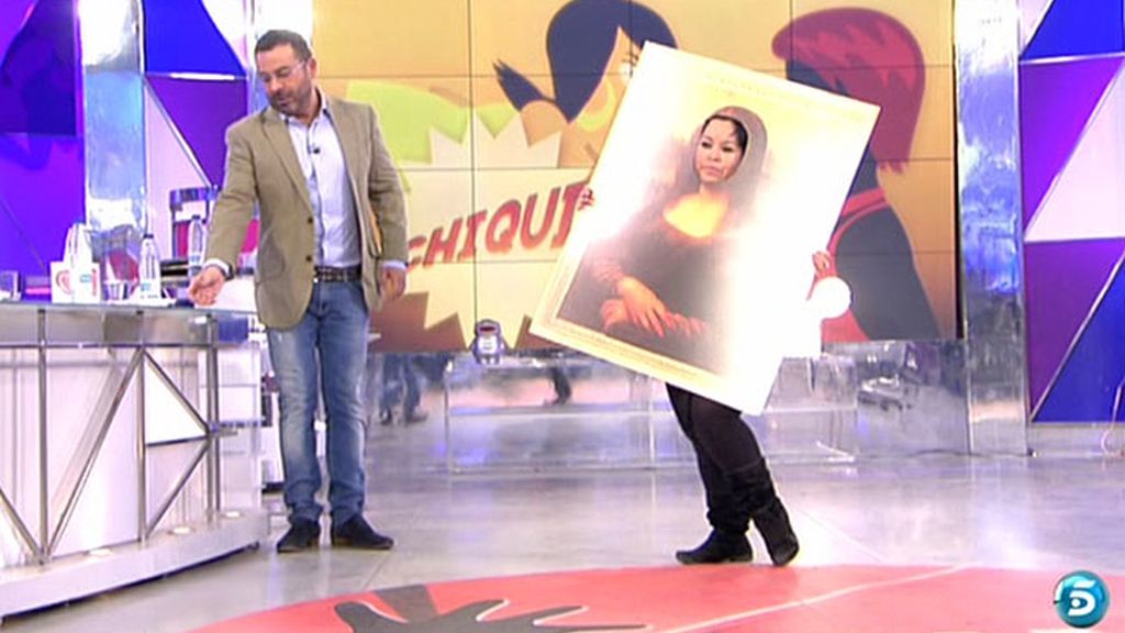 La reportera cambia el rostro de la pintura