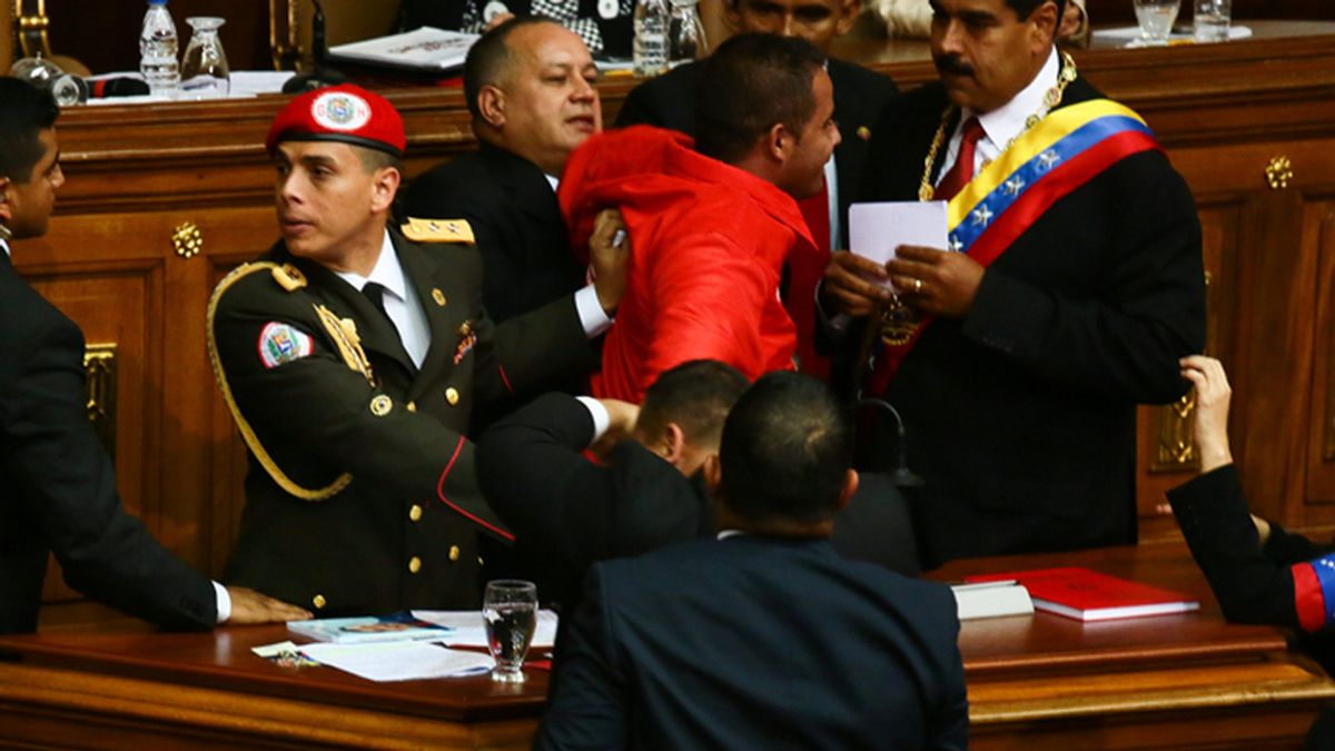 Un espontáneo interrumpe la investidura de Nicolás Maduro