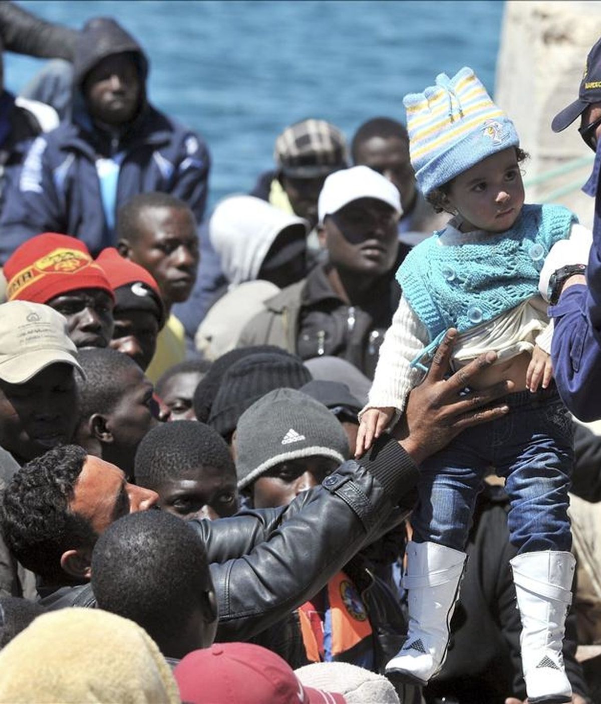 Una patera repleta de inmigrantes llega a la isla de Lampedusa (Italia) hoy. EFE