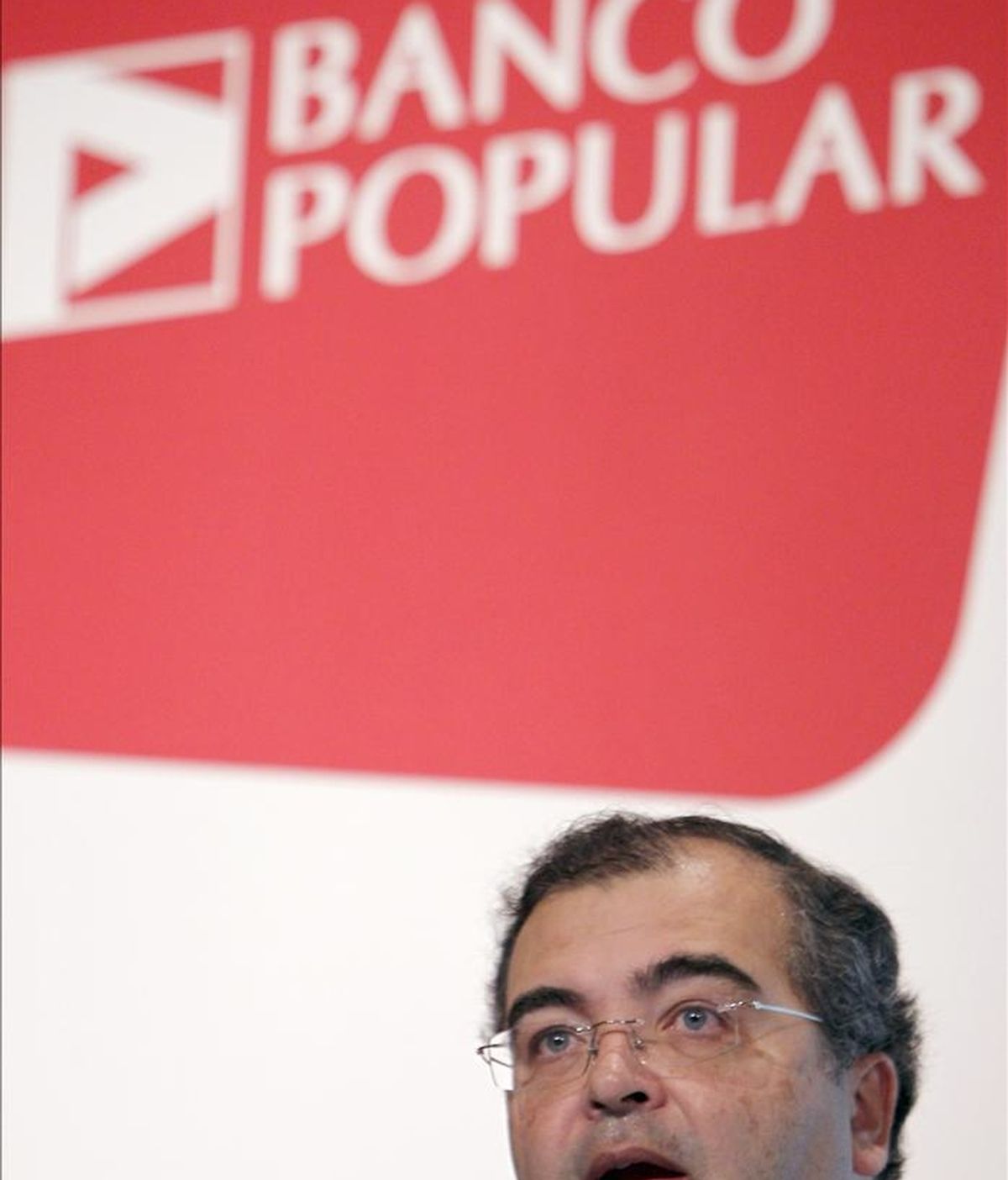 El presidente del Banco Popular, Ángel Ron, durante la presentación hoy de los resultados logrados en 2010 por el banco, que se redujeron el 23 % en tasa interanual y quedaron en 590 millones de euros tras las fuertes dotaciones a provisiones realizadas. EFE