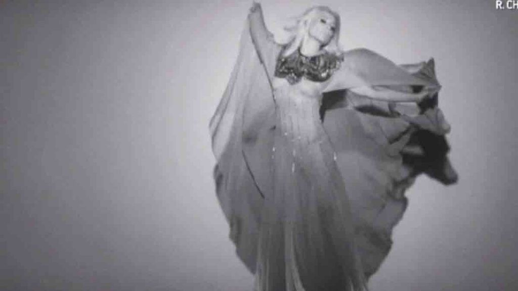 A sus 46 años, la cantante luce espectacular en su último videoclip