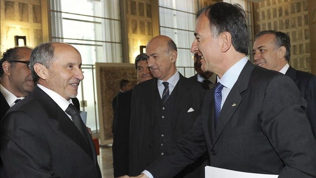 El presidente del Consejo nacional Transitorio de Libia (CNT), Mustafá Abdel Jalil, (i), es recibido por el ministro italiano de Exteriores Franco Frattini en Roma, Italia. EFE