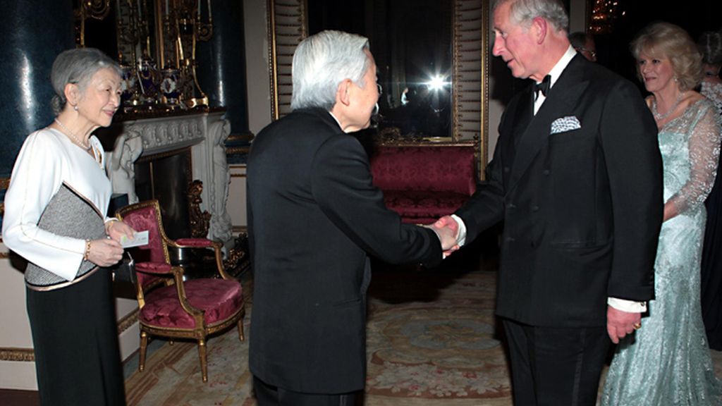 Los emperadores de Japón, Akihito y Michiko con Carlos y Camilla, duques de Cornualles