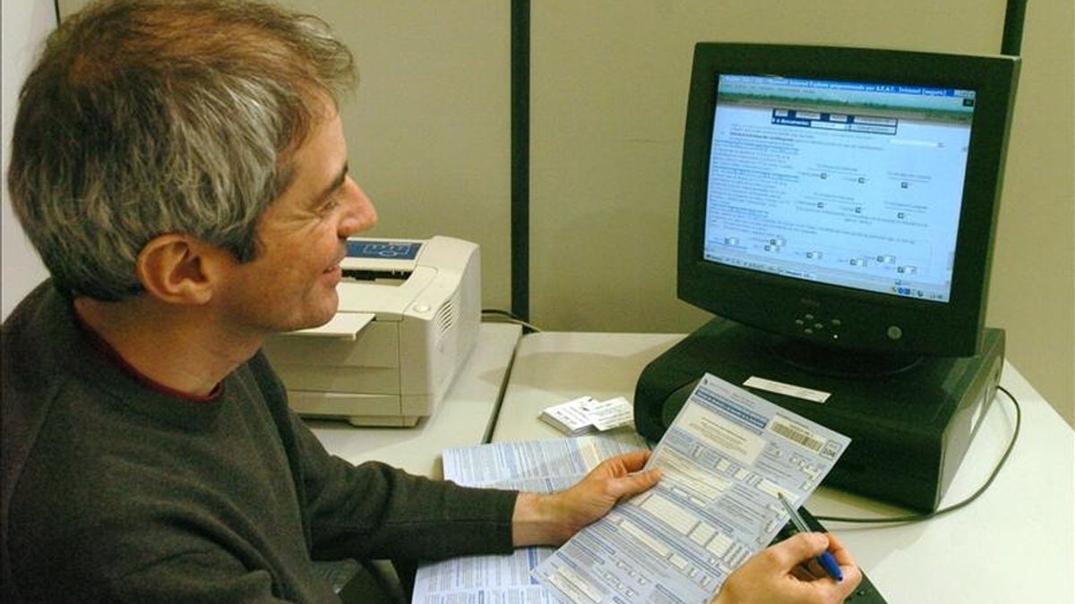 Un funcionario tramita una solicitud durante la Campaña de Renta. EFE/Archivo