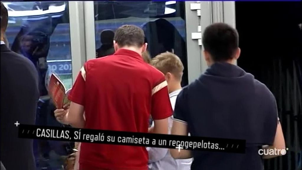 Casillas no cambió su camiseta y la regaló a un niño después del partido ante Bielorrusia
