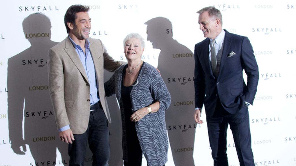 Javier Bardem, un supervillano muy sonriente con sus compañeros de '007 Skyfall'
