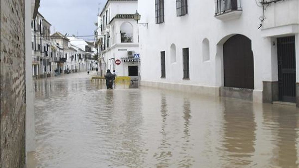 El barrio de Puerta Osuna en la localidad de Écija (Sevilla) , anegada por el agua. EFE/Archivo