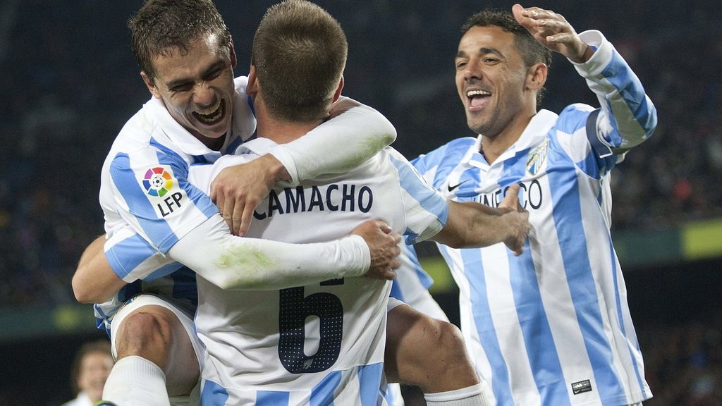 El centrocampista del Málaga, Ignacio Camacho (2i), celebra el segundo gol del equipo malacitano con sus compañeros, el portugués Eliseu (i) y el brasileño, Weligton, durante el encuentro correspondiente a la ida de los cuartos de final de la Copa del Rey