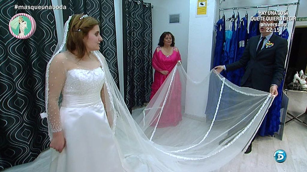 Antonio y María, junto a su wedding planner, buscan traje para su gran día