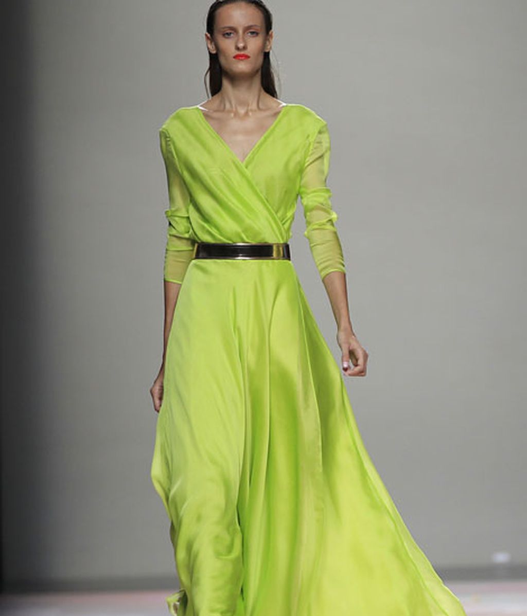 Siluetas fluidas que evocan un verano perpetuo