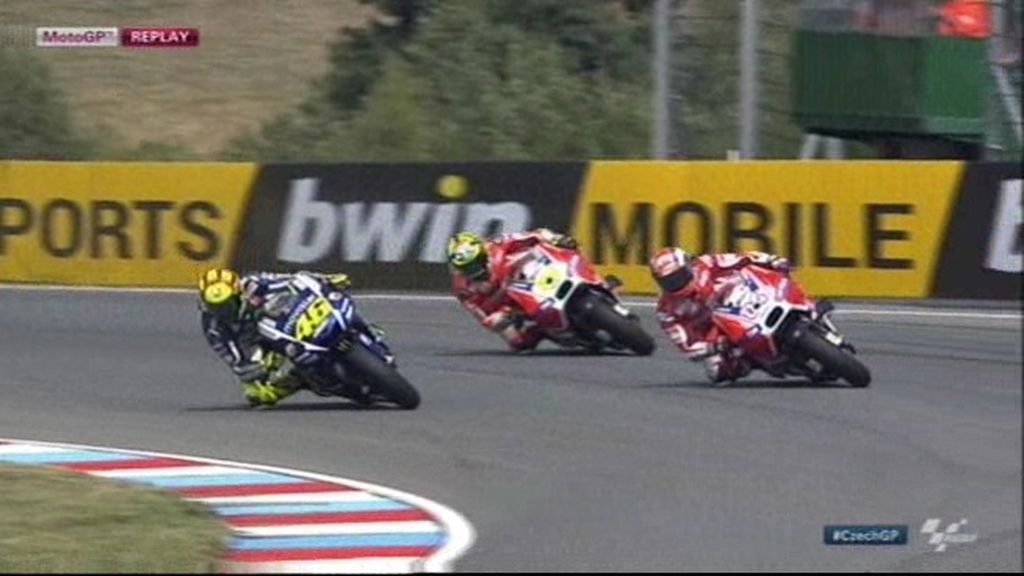Valentino Rossi se cuela por el interior a Dovizioso y escala a la tercera posición