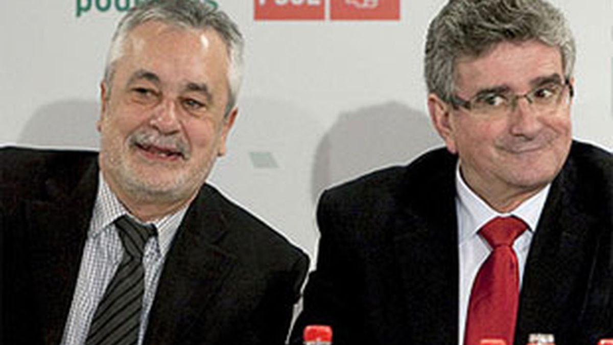 Imagen de archivo del presidente andaluz, José Antonio Griñán, y el ahora dimitido Luis Pizarro. FOTO: EFE.