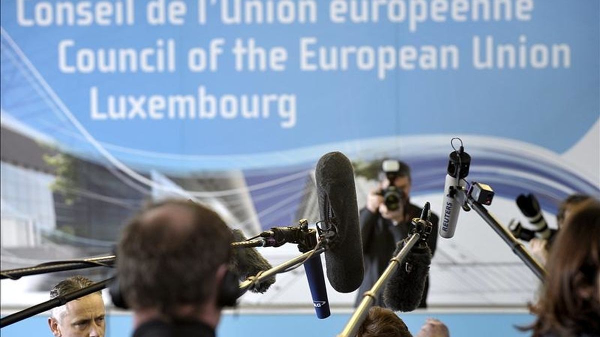 La jefa de la diplomacia de la Unión Europea (UE), Catherine Ashton (c), habla con los medios de comunicación antes del Consejo de ministros de Exteriores de la UE en Luxemburgo, hoy martes 12 de abril de 2011. EFE