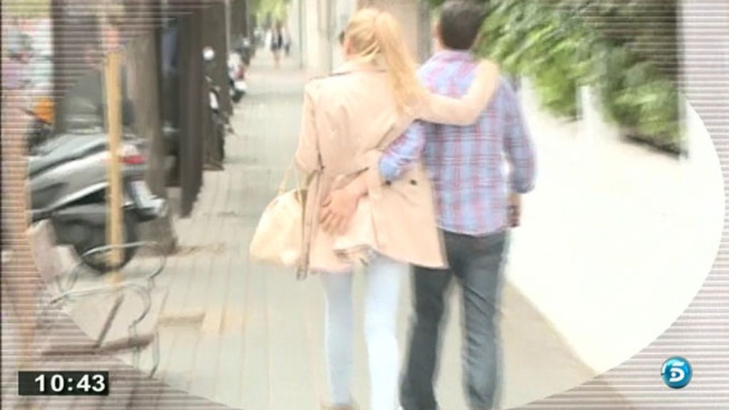 La pareja se ha dejado ver muy cariñosa camino a la consulta